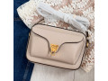 Coccinelle flap messenger pudrová