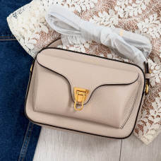 Coccinelle flap messenger pudrová