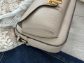 Coccinelle flap messenger pudrová